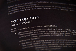 Arti kata korupsi dalam bahasa Inggris.