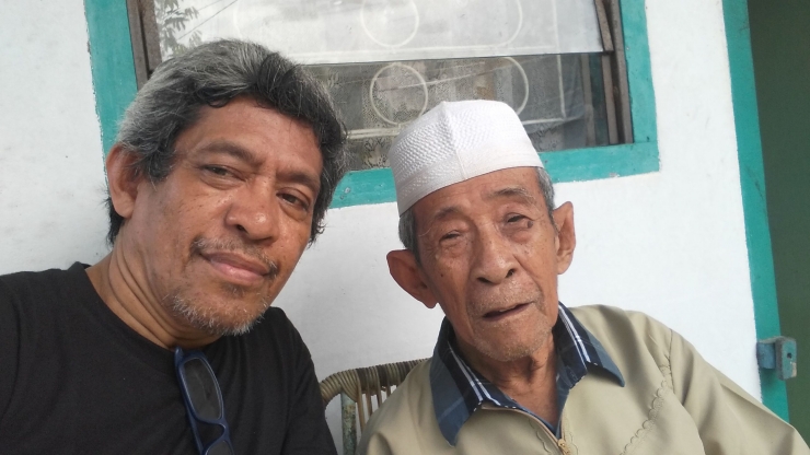 Bersama ayah Haji Muh Bakri Puang Boko, waktu mudik lebaran 2018 (foto dok pribadi)