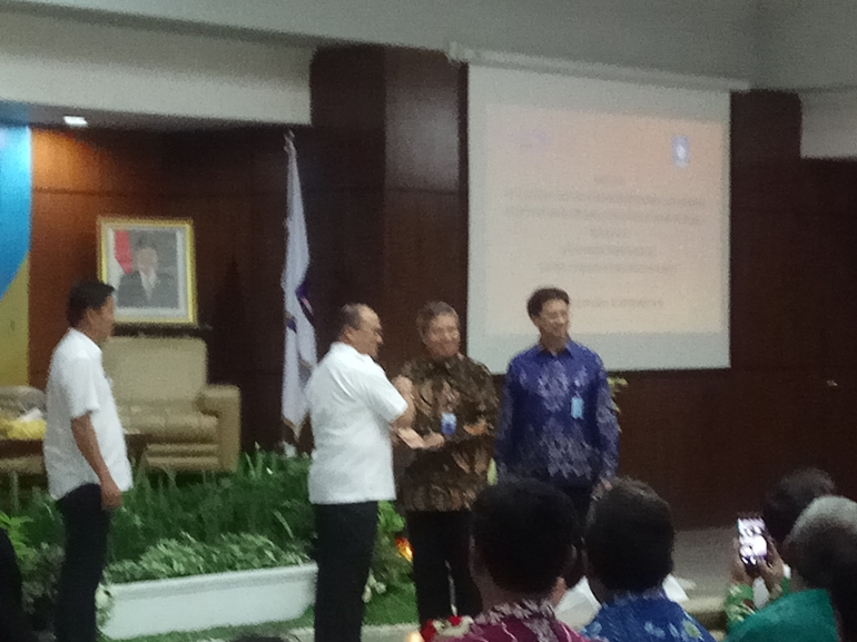 Gubernur Kepulauan Bangka Belitung Erzaldi menerima penghargaan Opini WTP (foto Rustian Al Ansori)