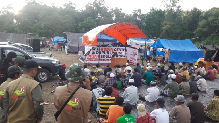 Pengungsi mengikuti tablig akbar digelar Rodja Peduli Sulteng. Foto: Asham