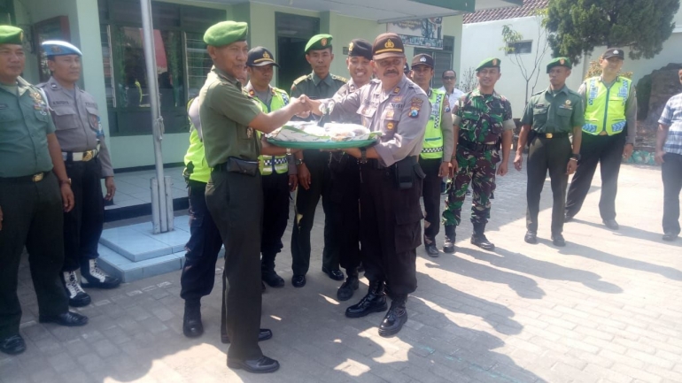 Danramil 0815/18 Kapten Inf Wiyanto Menerima Tumpeng Dari Kapolsek Gondang AKP Slamet