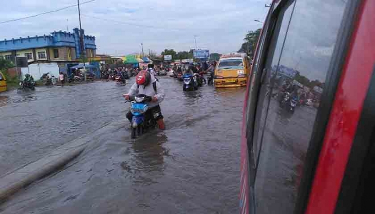 Situasi di Jalan Willem Iskandar (Jalan Pancing) Medan saat dikepung banjir, Rabu (10/10/2018). foto: dokumen pribadi
