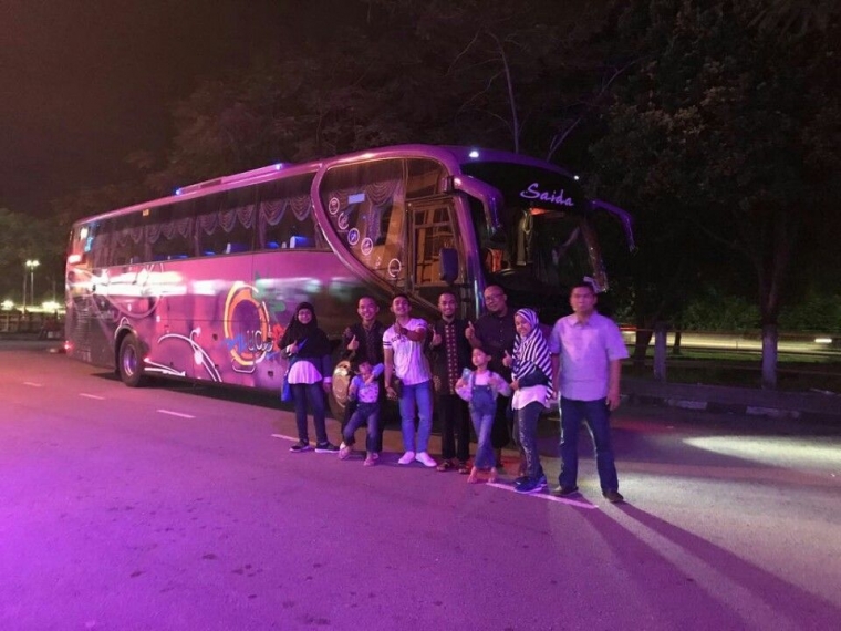 Keluarga dan beberapa karyawan Bunda saat transit di Kuala Lumpur untuk perjalanan Umroh