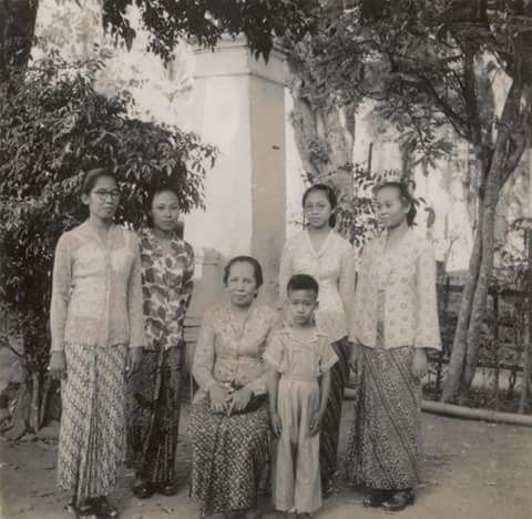 Almarhumah Ibu Atiatoen dan ibu serta teman-teman kostnya di Rembang 1951. Dokpri.