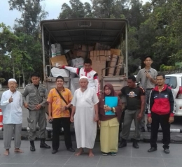 Pengurus masjid Agung Sungailiat bersama barang bantuan untuk korban bencana alam Sulawesi Tengah yang akan dikirimkan di posko BPBD Provisnsi Kepulauan Bangka Belitung (dok.Masjid Agung)