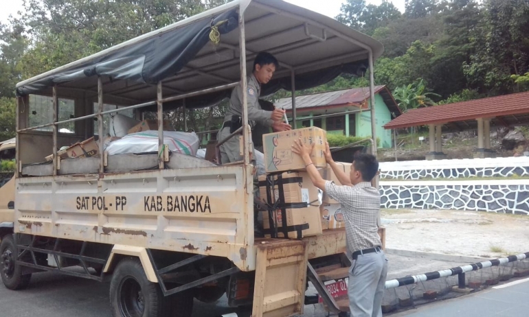 Barang bantuan dari posko masjid Agung Sungailiat diangkut ke posko bantuan BPBD provinsi kepulauan Bangka Belitung di Pangkalpinang ( dok masjid Agung)
