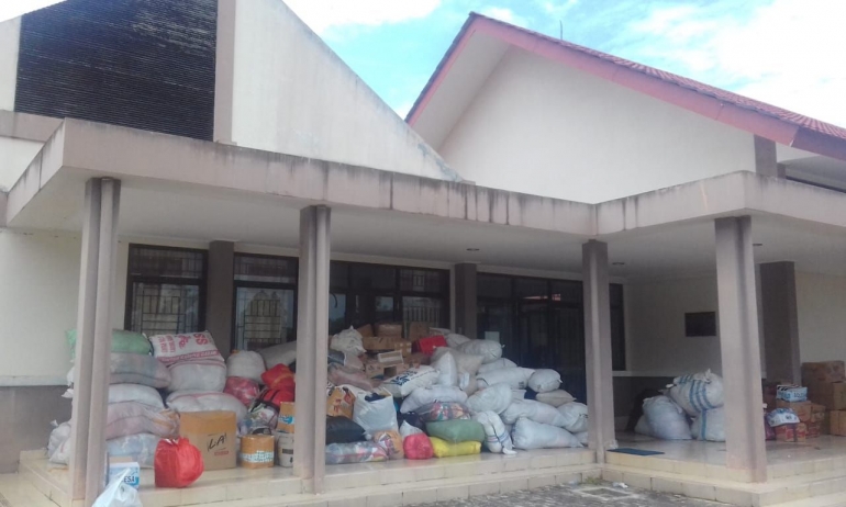 Barang bantuan yang menumpuk di pos bantuan BPBD Provinsi Kepulauan Bangka Belitung (dok Masjid Agung)