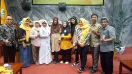 Peserta seminar nasional dari komunitas blogger, foto bersama usai acara di gedung DPR RI Senayan, Jakarta (foto TDB)