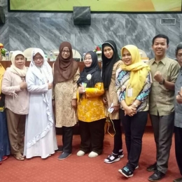 Komunitas blogger TDB berpose bersama usai mengikuti seminar nasional di DPR RI Senayan Jakarta (foto : Mohammad Sobari/TDB)
