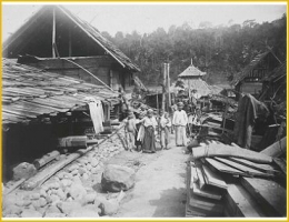 Kondisi Dusun Lolo pasca-gempa Kerinci pada tahun1909 M. Dok. Kitlv-Pictura
