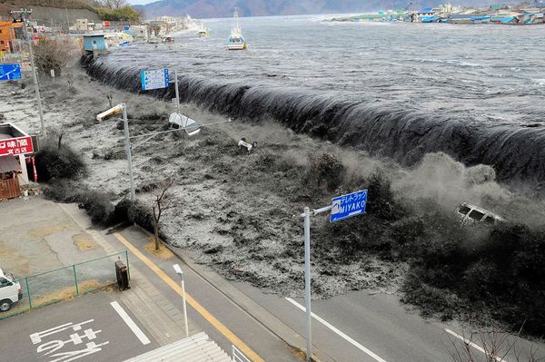 Ilustrasi: Tsunami yang menerjang Jepang tahun 2011 (Sumber: nationalgeographic.it)