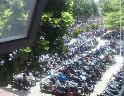 Sederet motor terparkir di sebuah SMA. Foto: Irma Tri Handayani