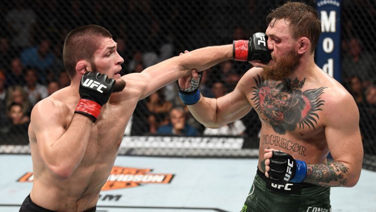 Khabib menghantam McGregor (foto:ufc)