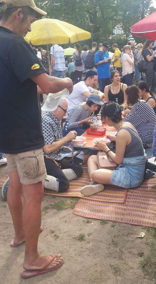 Duduk lesehan sangat egaliter. Tua dan muda dan berbagai lapisan warga bisa duduk bersama. Dokpri.