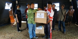 Ibnu, Relawan DMI menyerahkan bantuan seratus set pengeras suara dari Dewan Masjid Indonesia untuk melengkapi masjid-masjid darurat di lokasi pengungsian. Foto: Dokpri