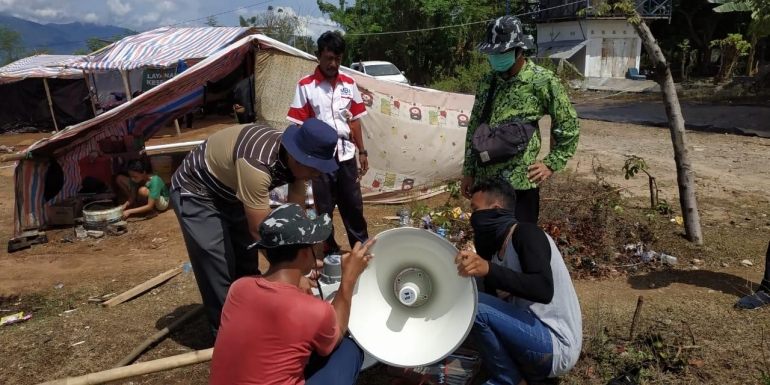 Masjid darurat di lokasi pengungsian korban terdampak gempa bumi dan tsunami di Palu, Donggala dan Sigi dilengkapi pengeras suara bantuan dari Dewan Masjid Indonesia. Foto: Dokpri