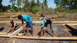 Aktivitas warga Desa Tanarara, Kecamatan Waingapu, Sumba Timur membangun SMP secara swadaya. Sumber: dok. pribadi