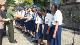 Babinsa Wiyung memberikan hadiah kepada 12 anak Petugas Upacara Bendera