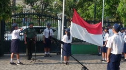 Babinsa Wiyung Pembina Upacara di SMP Kr. YBPK 4 Surabaya
