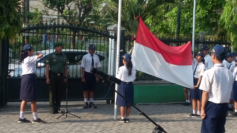 Babinsa Wiyung Pembina Upacara di SMP Kr. YBPK 4 Surabaya