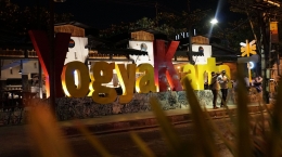 Dok. Pribadi: Suasana malam simpang timur Pasar Kembang di sebalah barat Pos Polisi