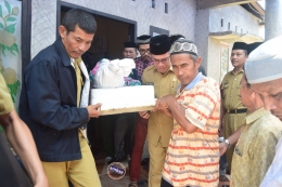 Sekda (baris kedua di kanan) mengusung jenazah menuju Masjid (16/10/2018).