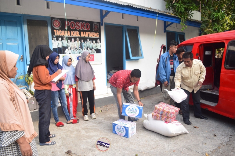 Bantuan dari warga Desa Bonto-bontoa untuk Gempa SulTeng diserahkan ke Posko Pemkab Bantaeng (16/10/2018).
