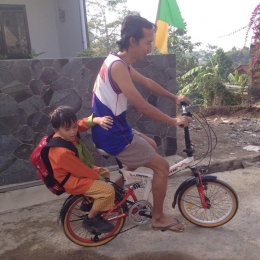 Hari pertama saya mengantarkan Aphank ke sekolah dengan sepeda.| Dokumentasi pribadi