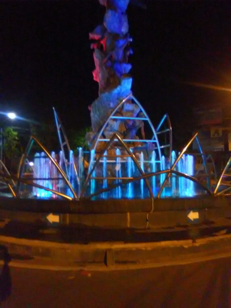 Tugu Lawet di malam hari. Dokpri
