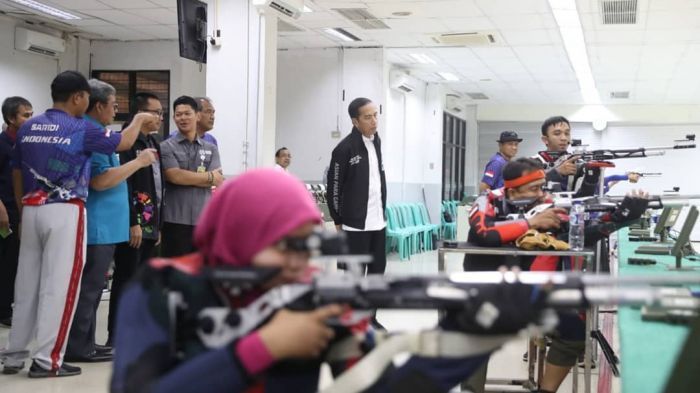 Ilustrasi, Presiden Joko Widodo tengah melihat latihan menembak di komplesk Senayan, Jakarta, sebelum dimulai Asian Para Games 2018 lalu. Foto | Kemenpora