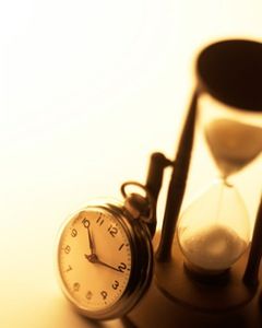 Waktu 24 jam per hari harus kita manfaatkan seproduktif mungkin karena waktu terus melaju (freelancefolder.com)