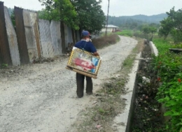 Oppung Johannes Toruan menyusuri jalan desa ke desa.( Foto: Leonardo TSS)