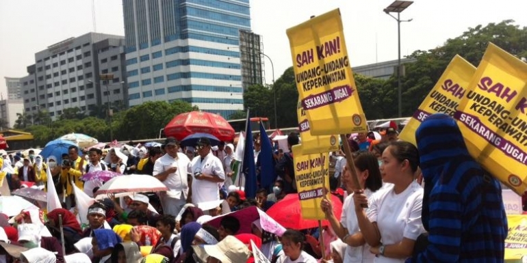 Keterangan FOto: Ribuan perawat berdemo di depan Gedung DPR RI menuntut pengesahan RUU Perawat, Kamis (25/9/2014). (kompas.comUno Kartika)