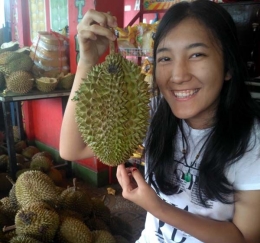 Datang ke Medan tak lengkap rasanya kalau belum mencicipi durian. Foto: James P Pardede