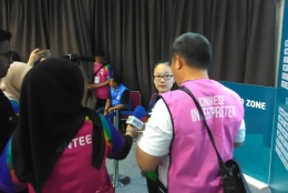 Aksi Pak Irwan membantu mewawancarai atlet China Taipei (Dokumentasi Pribadi)