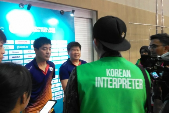 Interpreter Korea membantu menerjemahkan saat proses wawancara (Dokumentasi Pribadi)