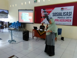 Divisi Hukum dan Sosialisasi PPK Kecamatan Kebumen tengah memaparkan materi sosialisasi #GMHP dan Pemilu 2019. Dokpri.