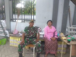 Babinsa Lontar bersama Kepala SMPN 47 Surabaya (Pos Media)