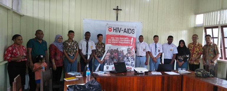 Tim Peduli AIDS foto bersama dengan perwakilan siswa/i setelah diskusi dan sosialiasi HIV-AIDS di Kantor PSE Keuskupan Agats, Kamis, [11/10]. Dokumentasi pribadi.