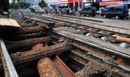 Salah satu contoh jalur kereta api di Semarang yang sudah tertimbun jalan raya. Untuk mengaktifkan kembali jalur kereta non aktif perlu menyinergikan banyak pihak biar terlaksana dengan baik. (Foto: SP)