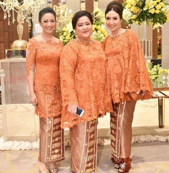 Model Gamis Brokat Wanita Gemuk (Sumber: fashionremaja.info)