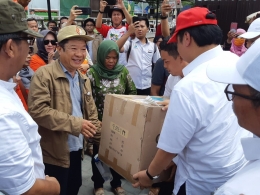 Penyerahan bantuan oleh Menteri Perindustrian (Palu,07/10/2018)