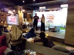 Acara kompasiana nangkring dikemas makin menarik. Khsusunya pada tema Energi Untuk Sulawesi Tengah, pascagempa dan tsunami. Arya Dwi Paramita dari Pertamina tengah dialog dengan kompasianer. Foto | Dokpri.