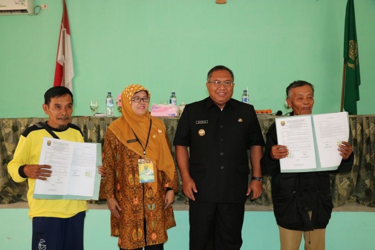 Bupati Sukabumi Marwan Hamami menyerahkan bantuan alat pertanian 