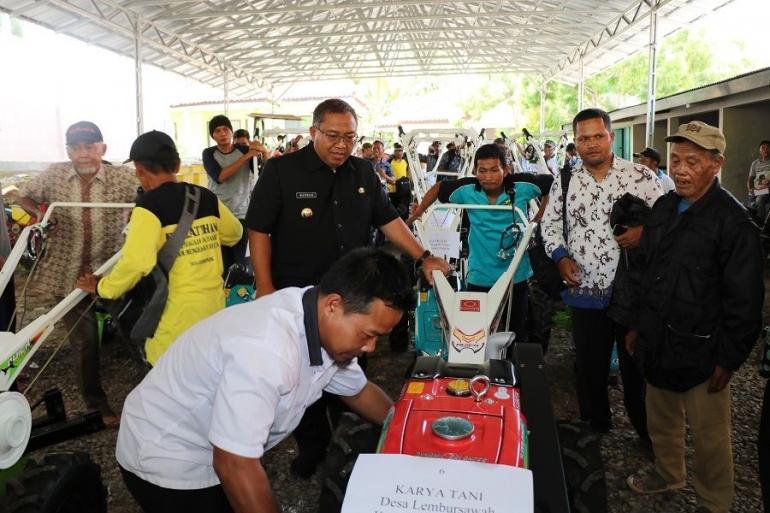 Bupati Sukabumi Marwan Hamami menyerahkan bantuan alat pertanian