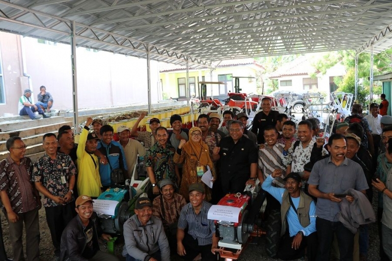 Bupati Sukabumi Marwan Hamami menyerahkan bantuan alat pertanian