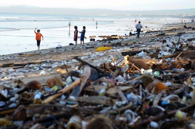 Negara-negara pembuang sampah plastik ke laut (Sumber: blogs.wsj.com)