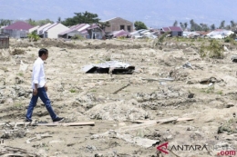 Presiden Joko Widodo melihat lokasi gempa Palu. Foto | Antaranews.com