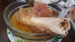 Inilah makanan khas Palu, Kaledo, mirip sop buntut. Bedanya, terbuat dari kaki sapi Donggala. Foto | Dapoer Yayu.