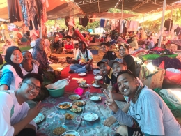 Relawan makan bareng. Foto | Pertamina